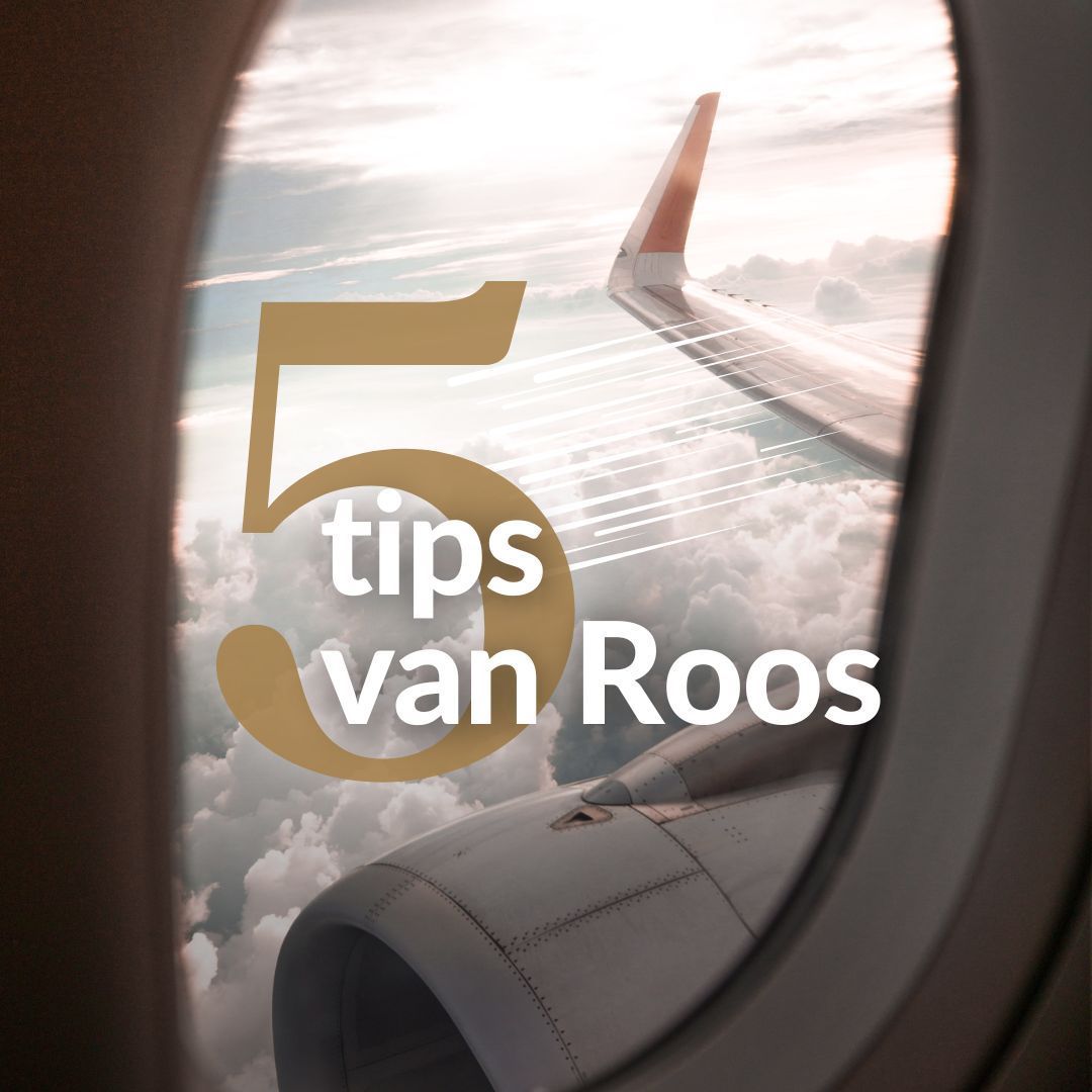 In tekst 5 tips van Roos, je ziet de wolken vanuit een vliegtuig raam en een vliegtuigvleugel.