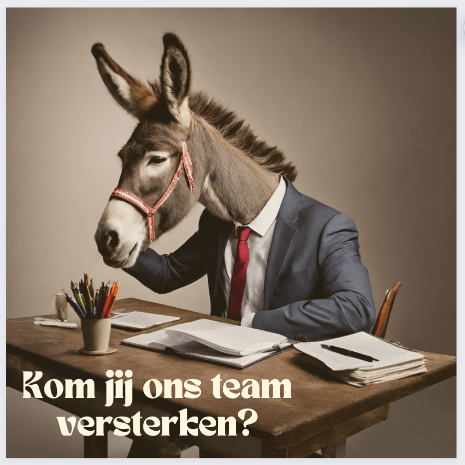 Een man met een ezelskop zit aan een bureau.