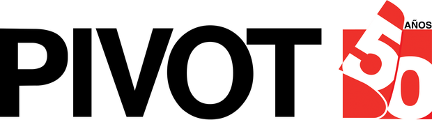 Logotipo de PIVOT 50 AÑOS con texto negro y un emblema geométrico rojo con un “50” blanco.