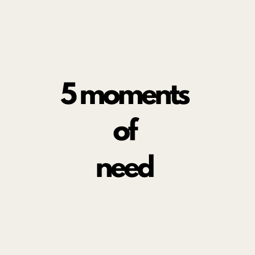 Leerbehoeften van mensen invullen. Maak gebruik van de 5 moments of need.