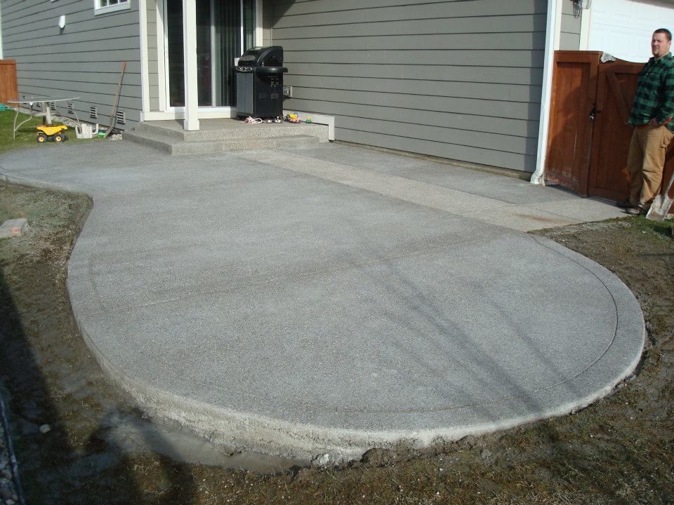 Round exposed aggregate concrete patio