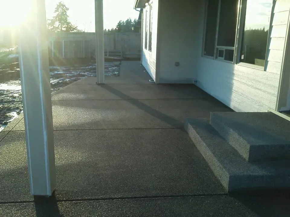 Decorative aggregate concrete slab with integrated stair transition