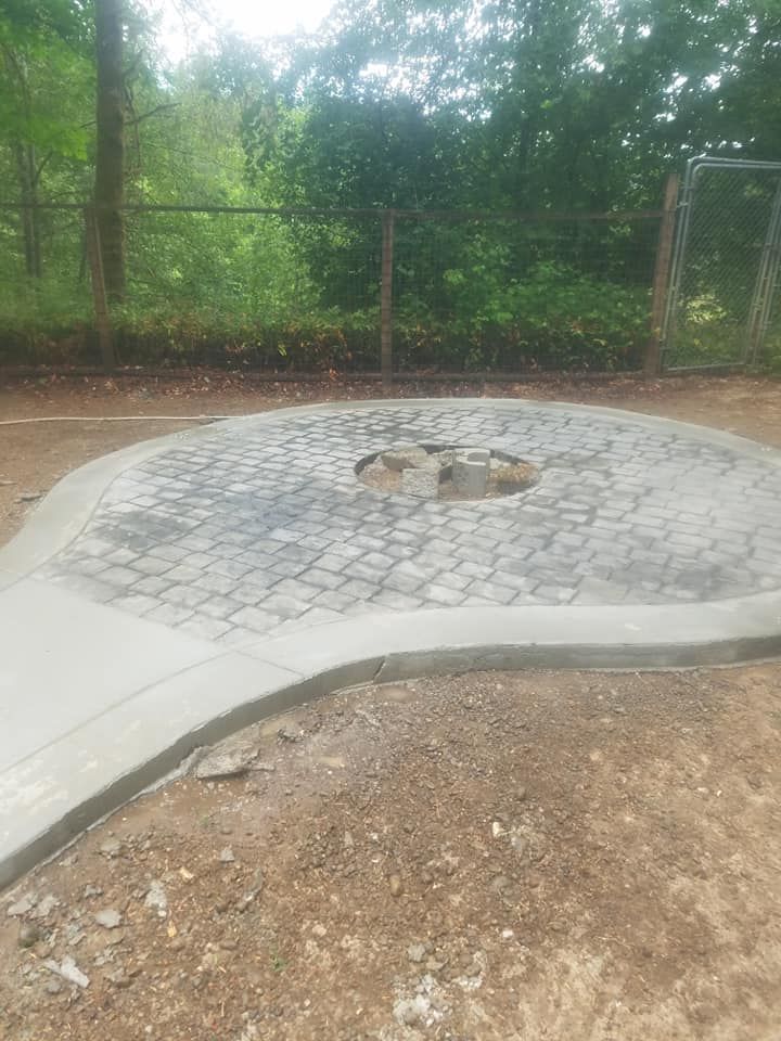 Decorative cobblestone-pattern stamped concrete with smooth outer band