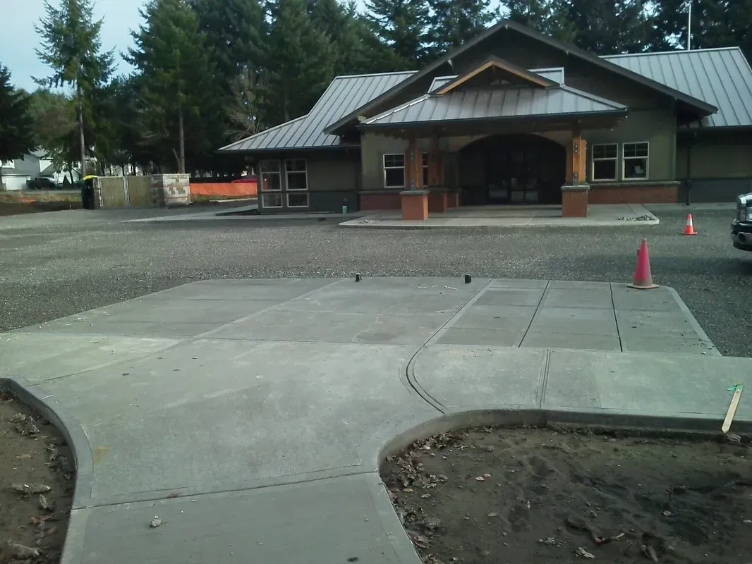Commercial concrete sidewalk with curved edge detail