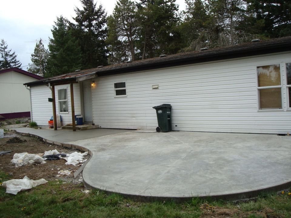 Reinforced patio installation with seamless curved transitions