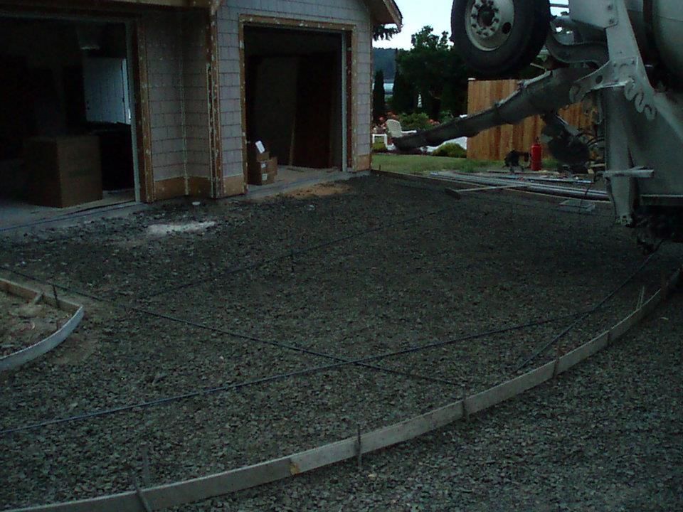 Custom driveway installation with reinforced slab and defined edging