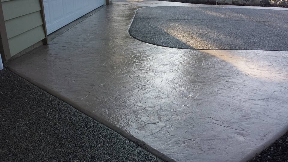 Decorative concrete slab featuring exposed aggregate perimeter
