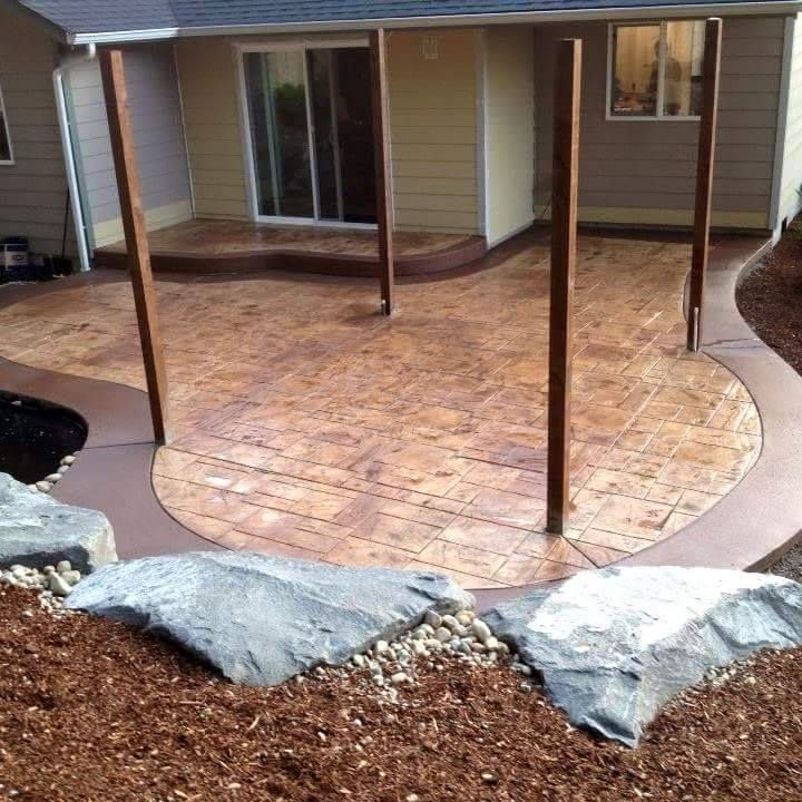 Stamped concrete patio with contrasting curved border