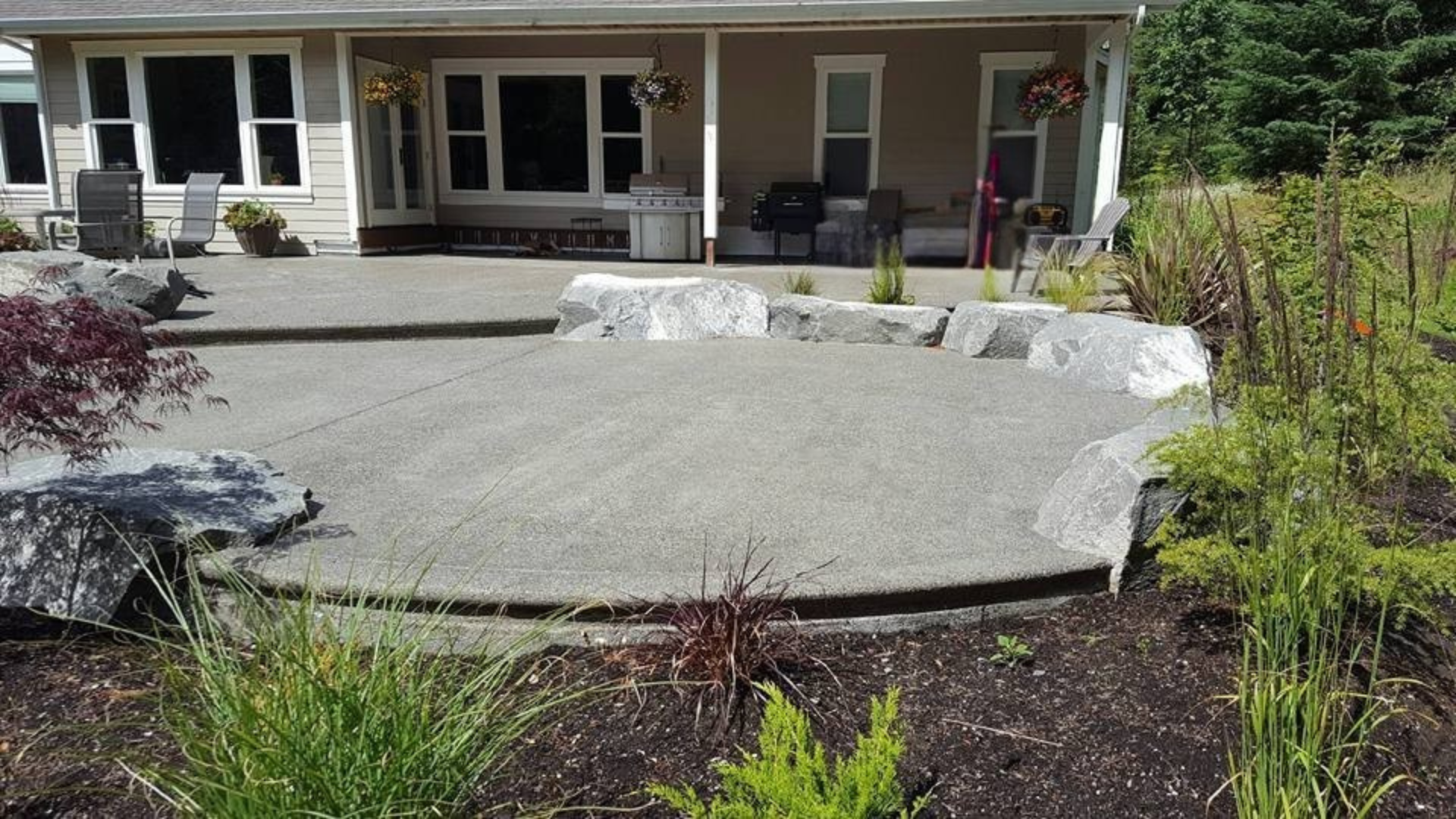 Decorative backyard patio with curved aggregate finish