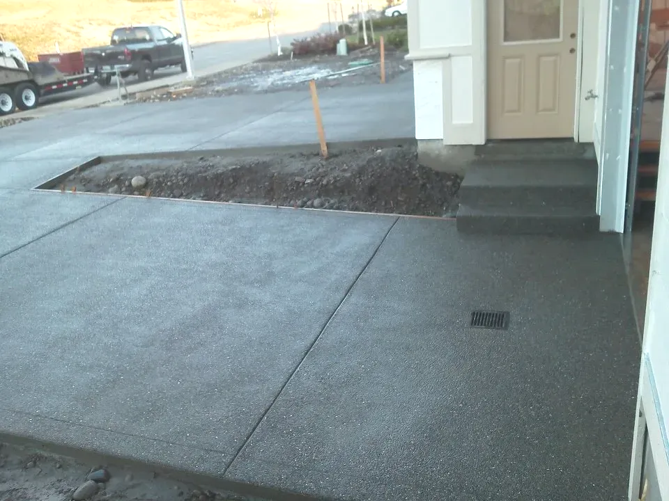 Exposed aggregate concrete entry slab with integrated drain