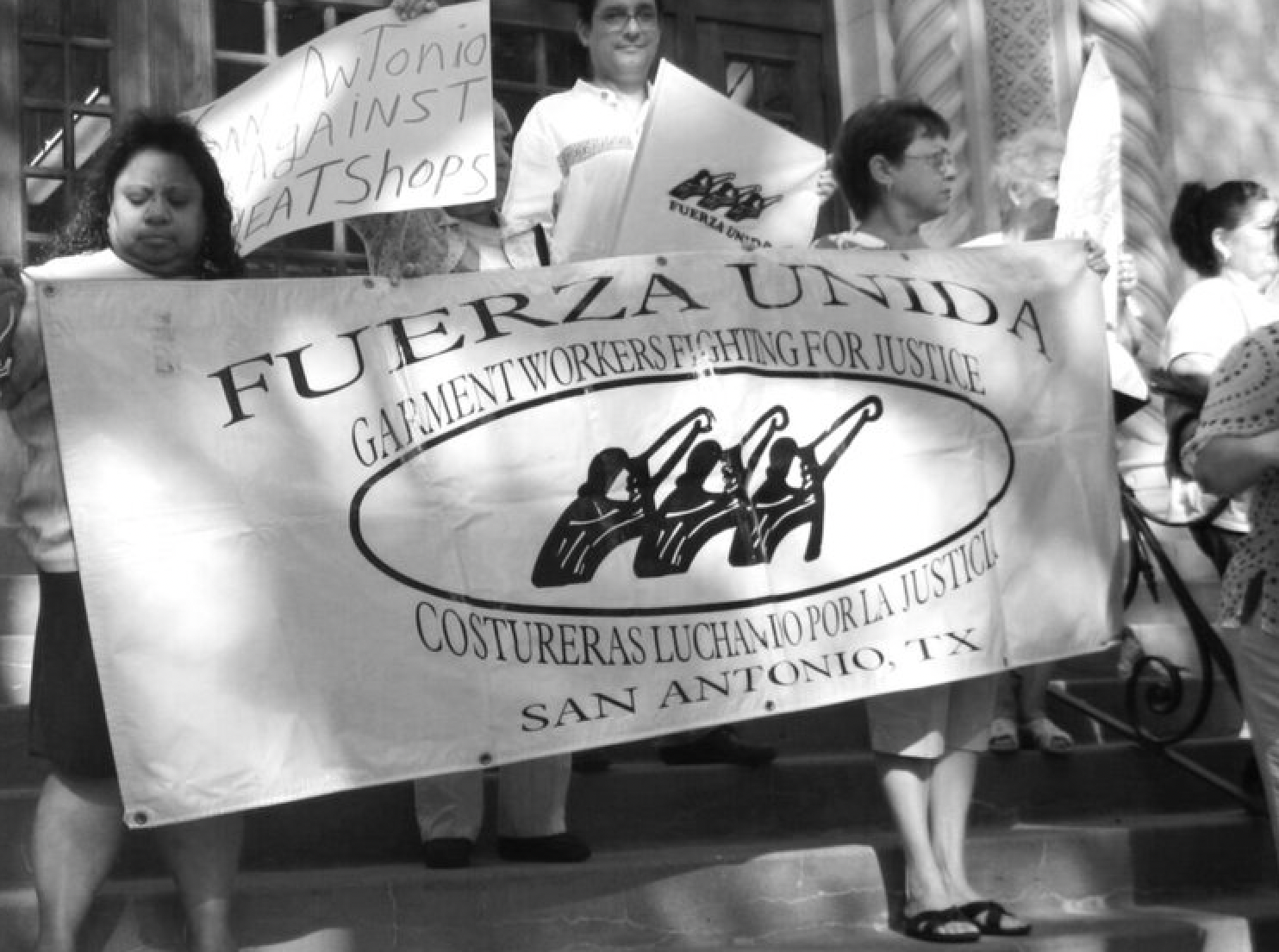A group of people holding a sign that says fuerza unida