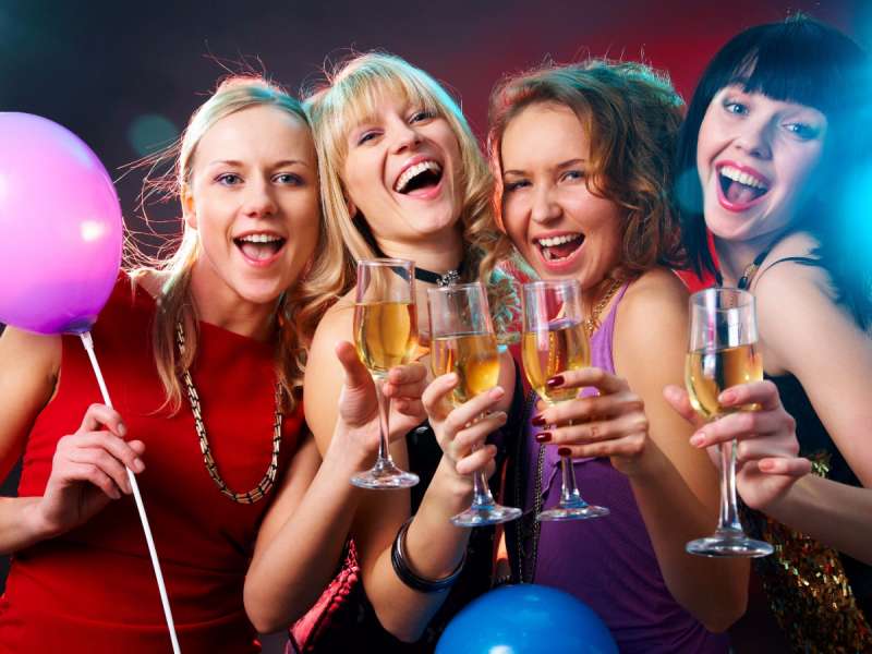 Si të pini “me inteligjencë” alkool natën e Vitit të Ri dhe të mbeteni esëll