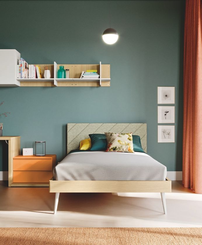 Una camera da letto con un letto, un comodino e una scrivania