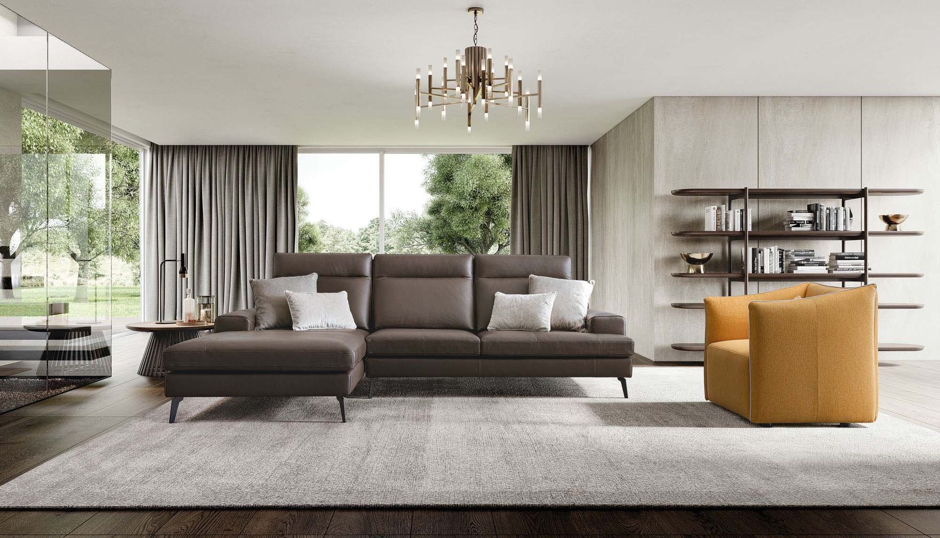 Soggiorno moderno con divano componibile grigio, poltrona color senape, ampie finestre e arredamento contemporaneo.
