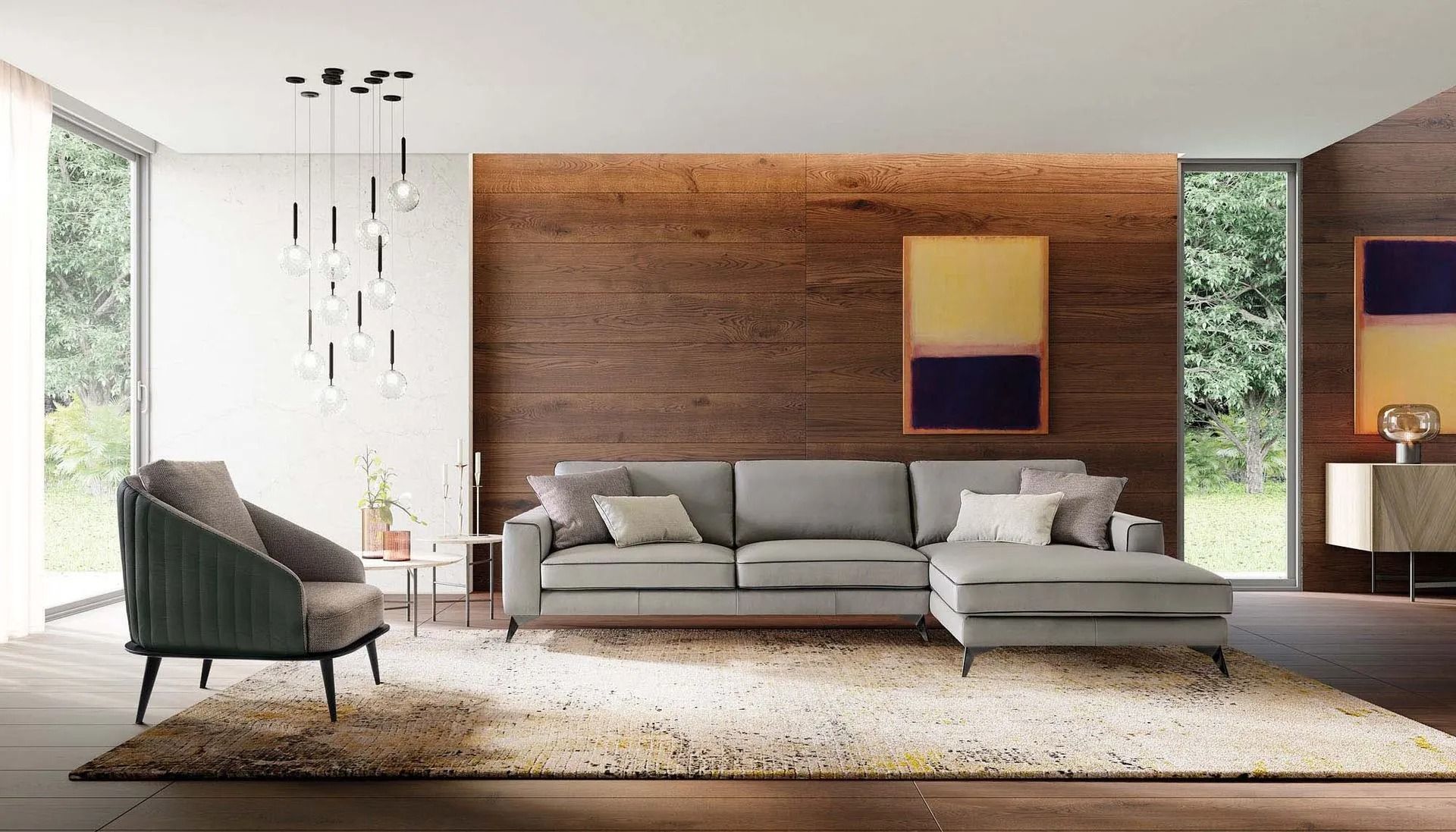 Soggiorno moderno con divano grigio, parete decorativa in legno, grande tappeto e poltrone accanto a finestre alte.