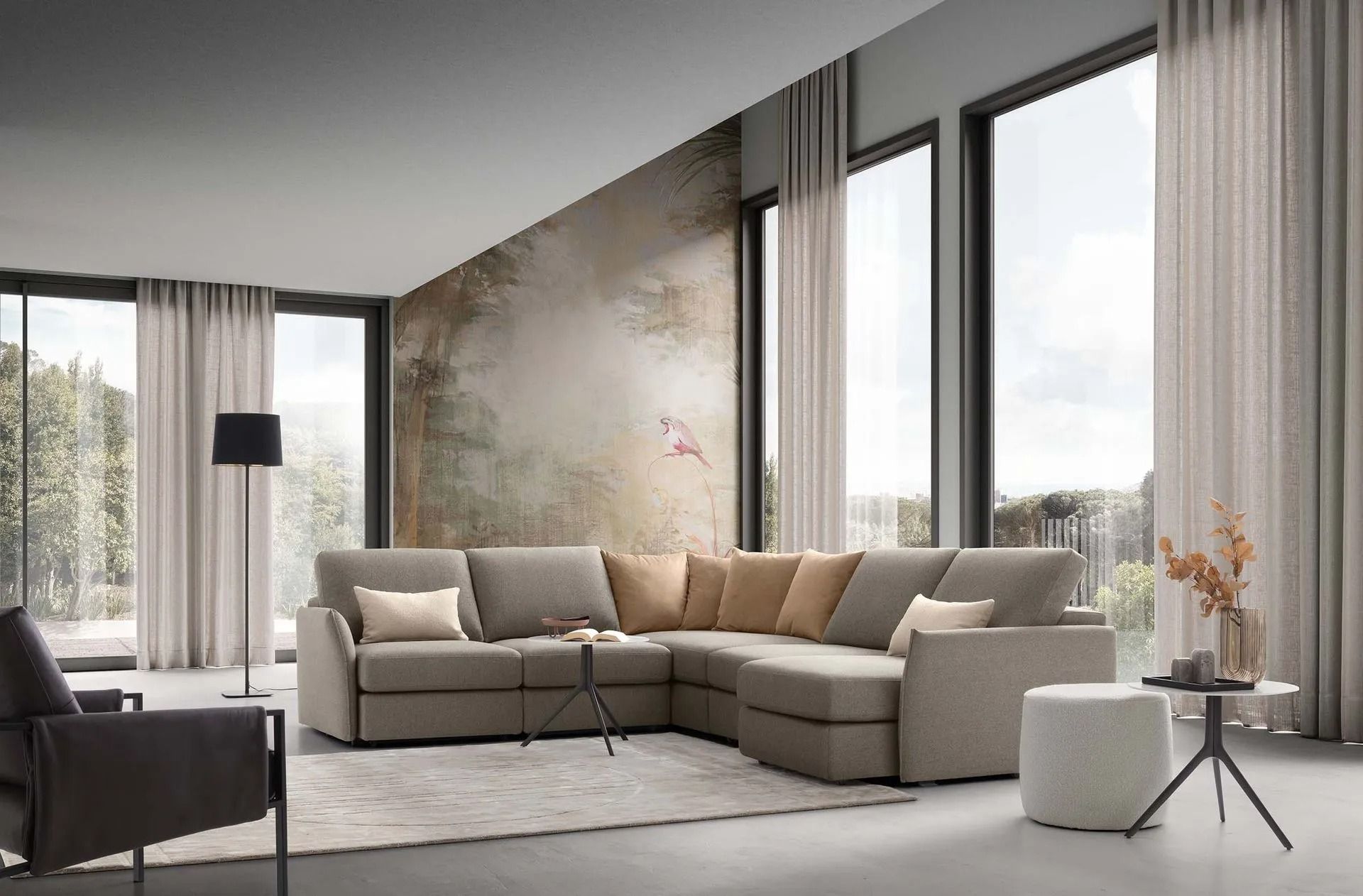 Soggiorno moderno con divano angolare beige, finestre alte, parete con finitura materica e arredamento minimalista.