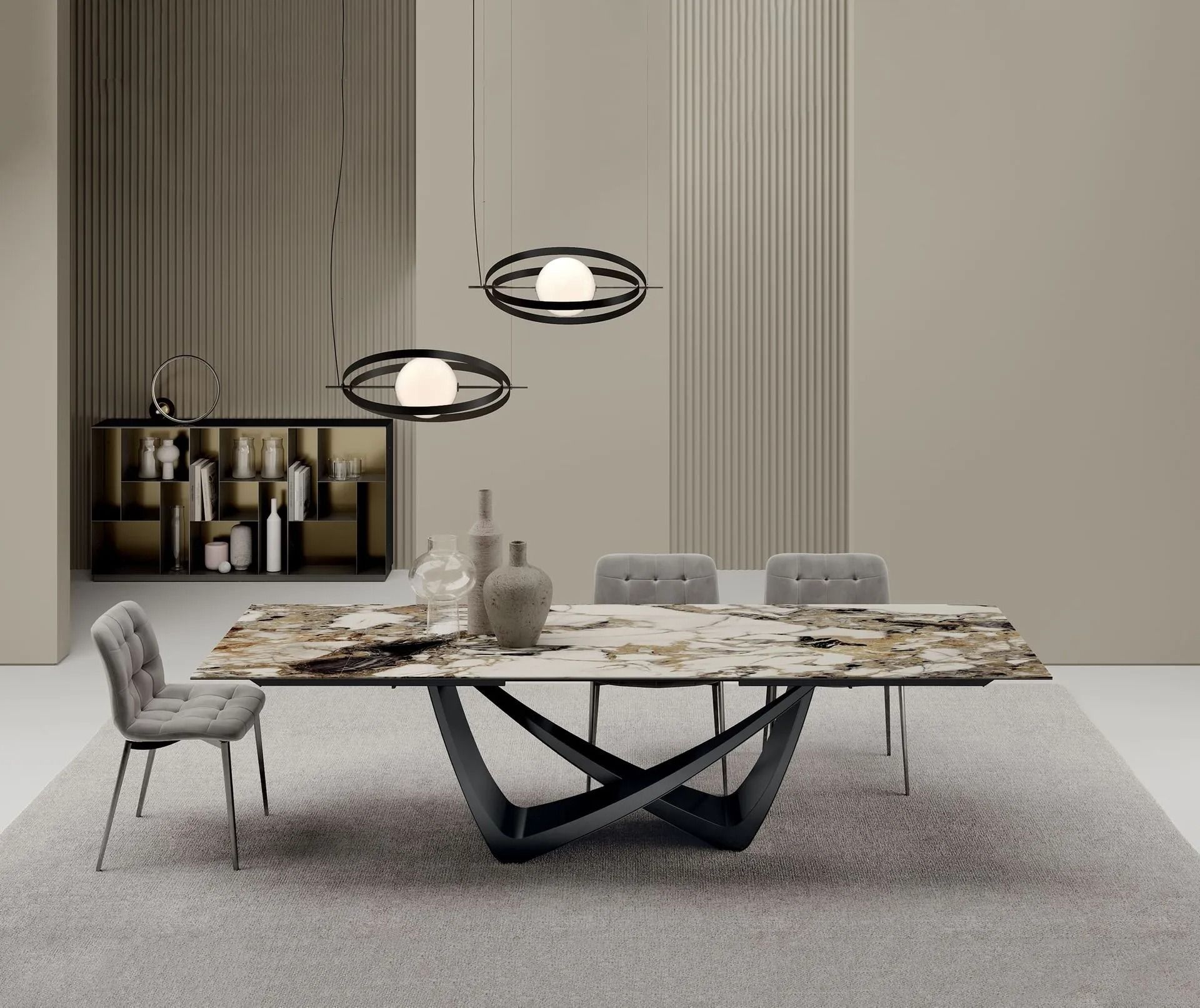 Sala da pranzo moderna con tavolo in marmo, sedie grigie, lampade a sospensione e pareti rivestite con pannelli beige.