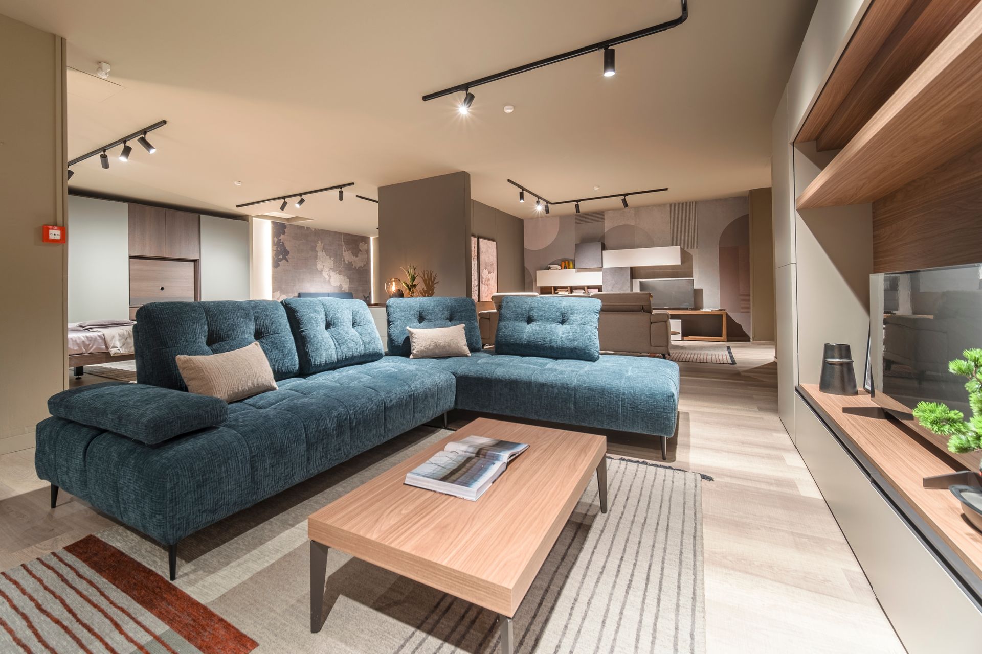 Un soggiorno con un divano componibile blu e un tavolino da caffè in legno