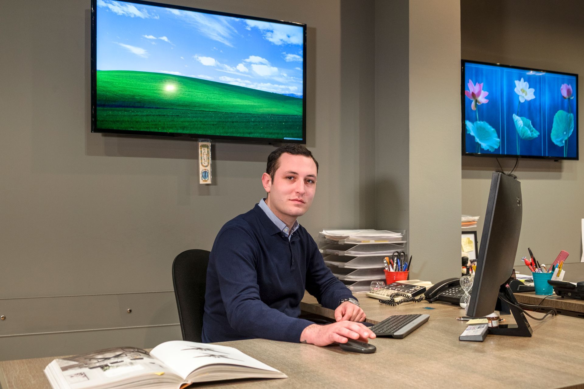 Un uomo è seduto alla scrivania davanti a un computer.