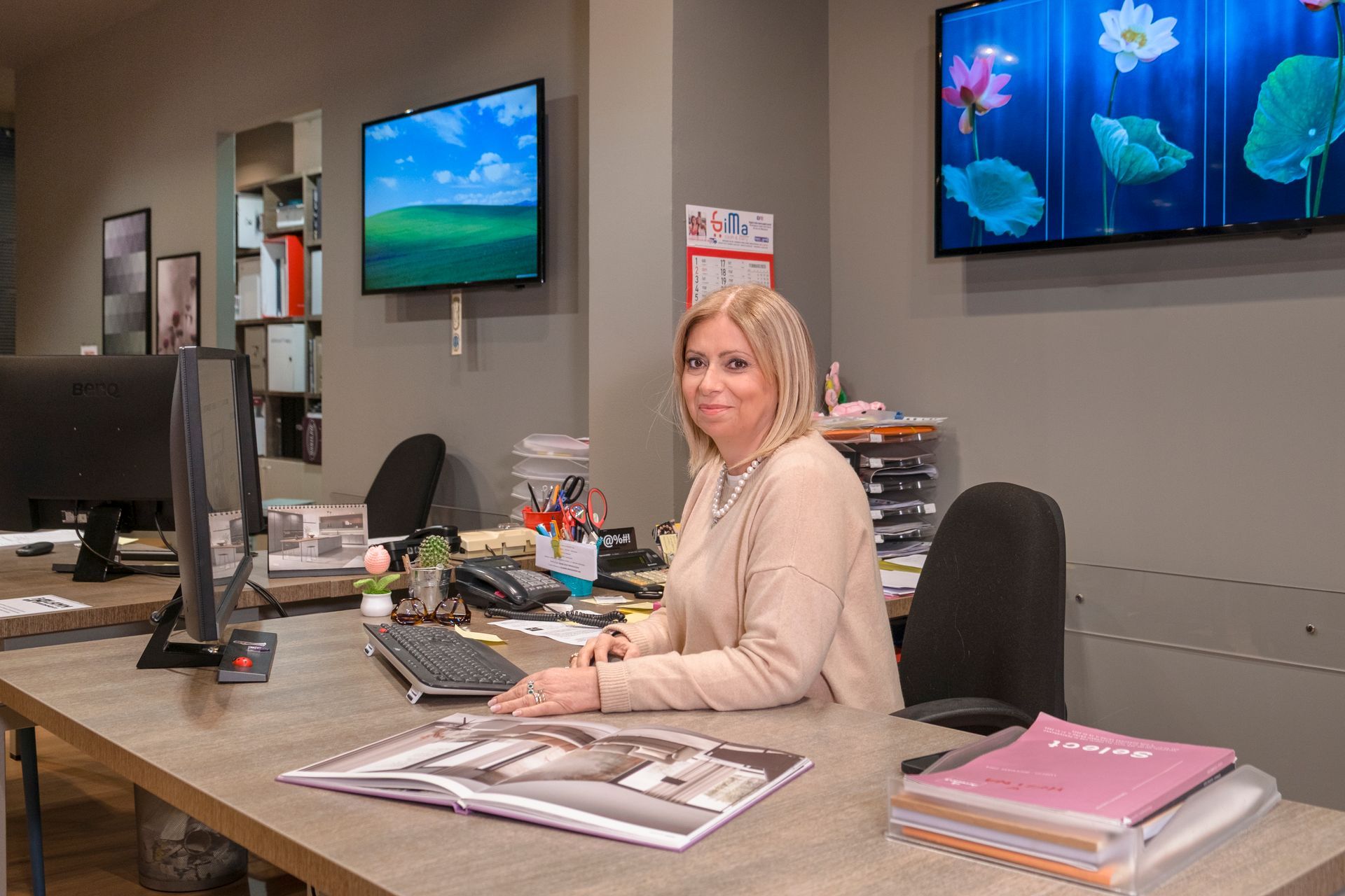 Una donna è seduta alla scrivania in un ufficio.