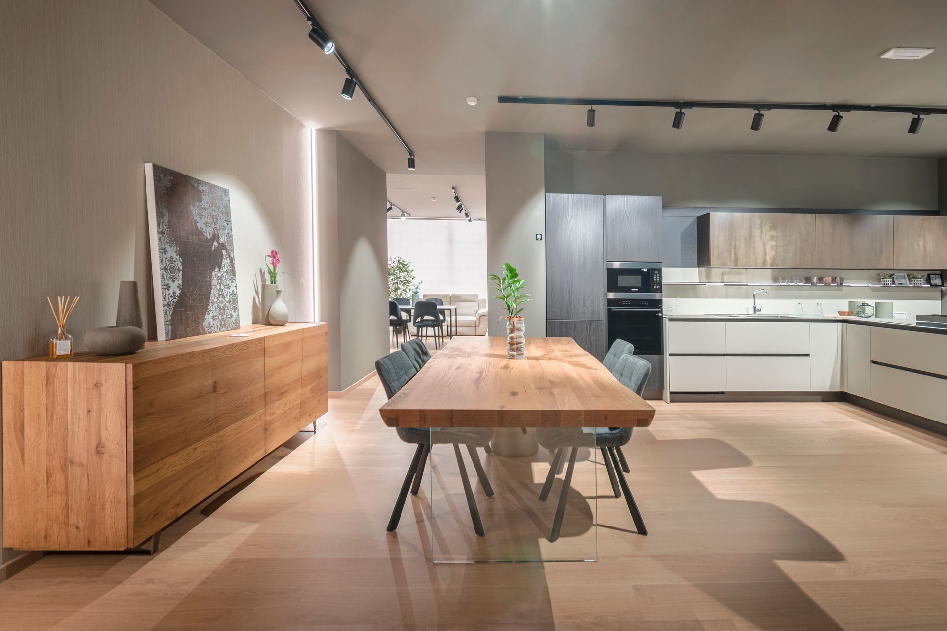 Una sala da pranzo con un lungo tavolo di legno e sedie