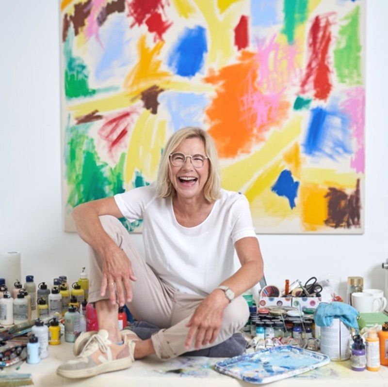 Das Experimentieren mit Farbe und Material ist Teil der Kunst von Gudrun Hotte-Reif. Foto: Carola Schmitt.