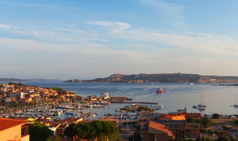 paesaggio marino sardo all'alba