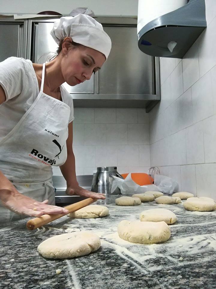 preparazione di dolci locali