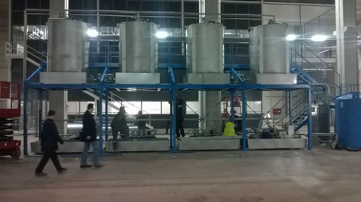 operai che lavorano in uno stabilimento industriale