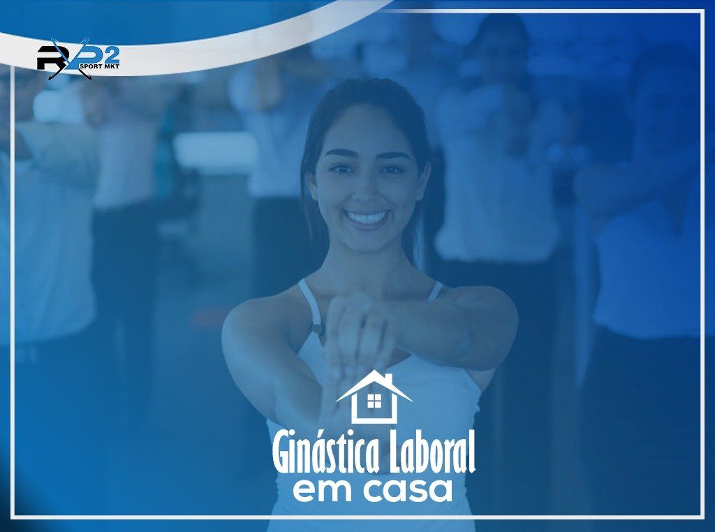 Mulher sorrindo em frente a um grupo, provavelmente durante um treino em casa. O texto diz