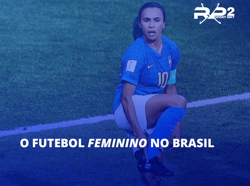 Jogadora de futebol brasileira com camisa azul, em um campo de futebol. Texto