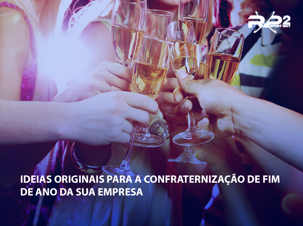 Pessoas brindando com taças de champanhe em um evento corporativo de fim de ano. O texto diz 