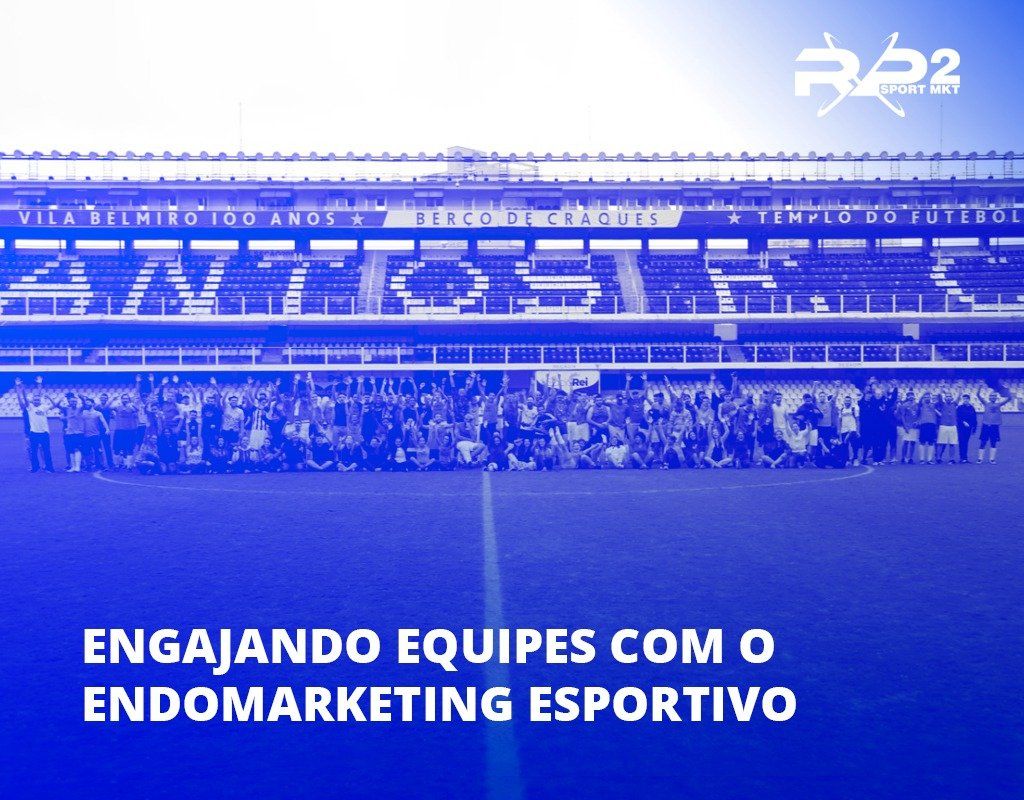 Um grupo de pessoas em um campo de futebol, provavelmente um time. O texto em português diz