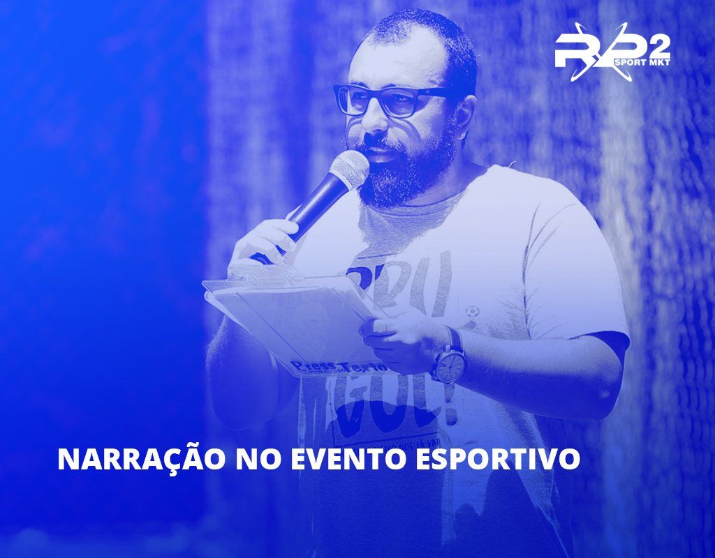 Homem de óculos e microfone narrando um evento esportivo, segurando papéis. Imagem em tons de azul com o texto
