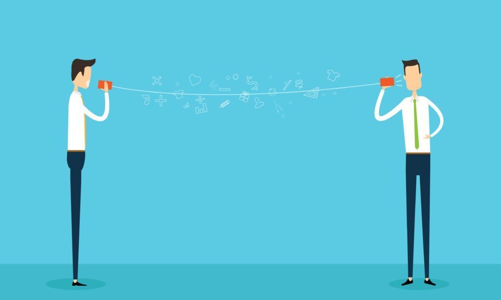 Dois homens conversando com telefones de lata, com símbolos matemáticos flutuando entre eles, sobre um fundo azul.