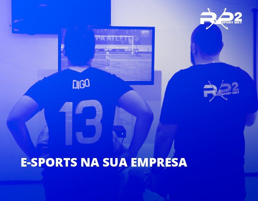Dois homens jogando videogame, provavelmente e-sports, em um escritório. O texto