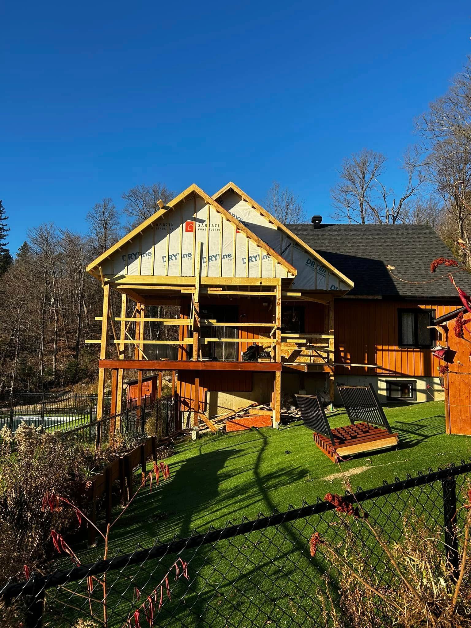 Une maison est en construction sur une colline verdoyante.
