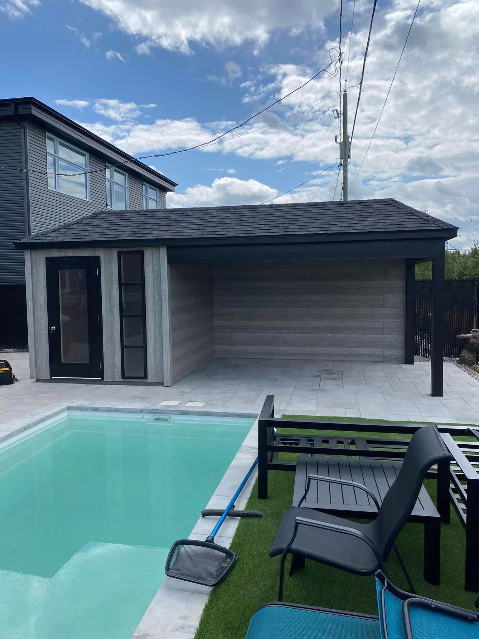 Il y a une piscine dans l'arrière-cour d'une maison.