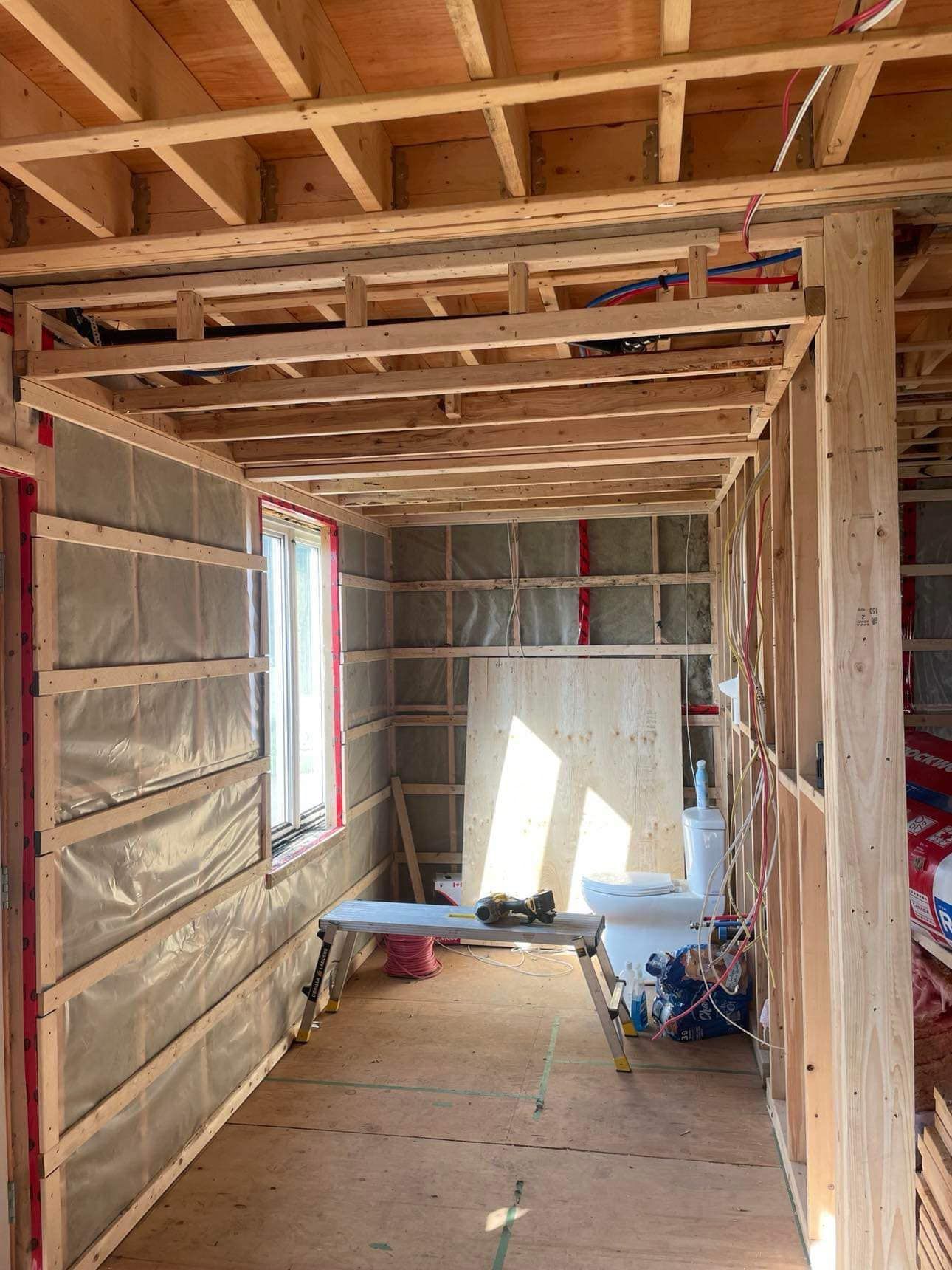 Une pièce en construction avec une table et une fenêtre.