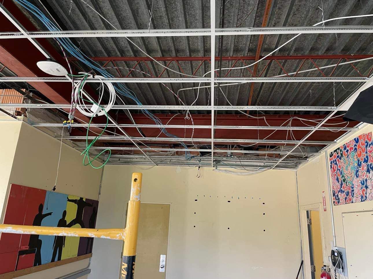 Une pièce avec un plafond auquel pendent beaucoup de fils.