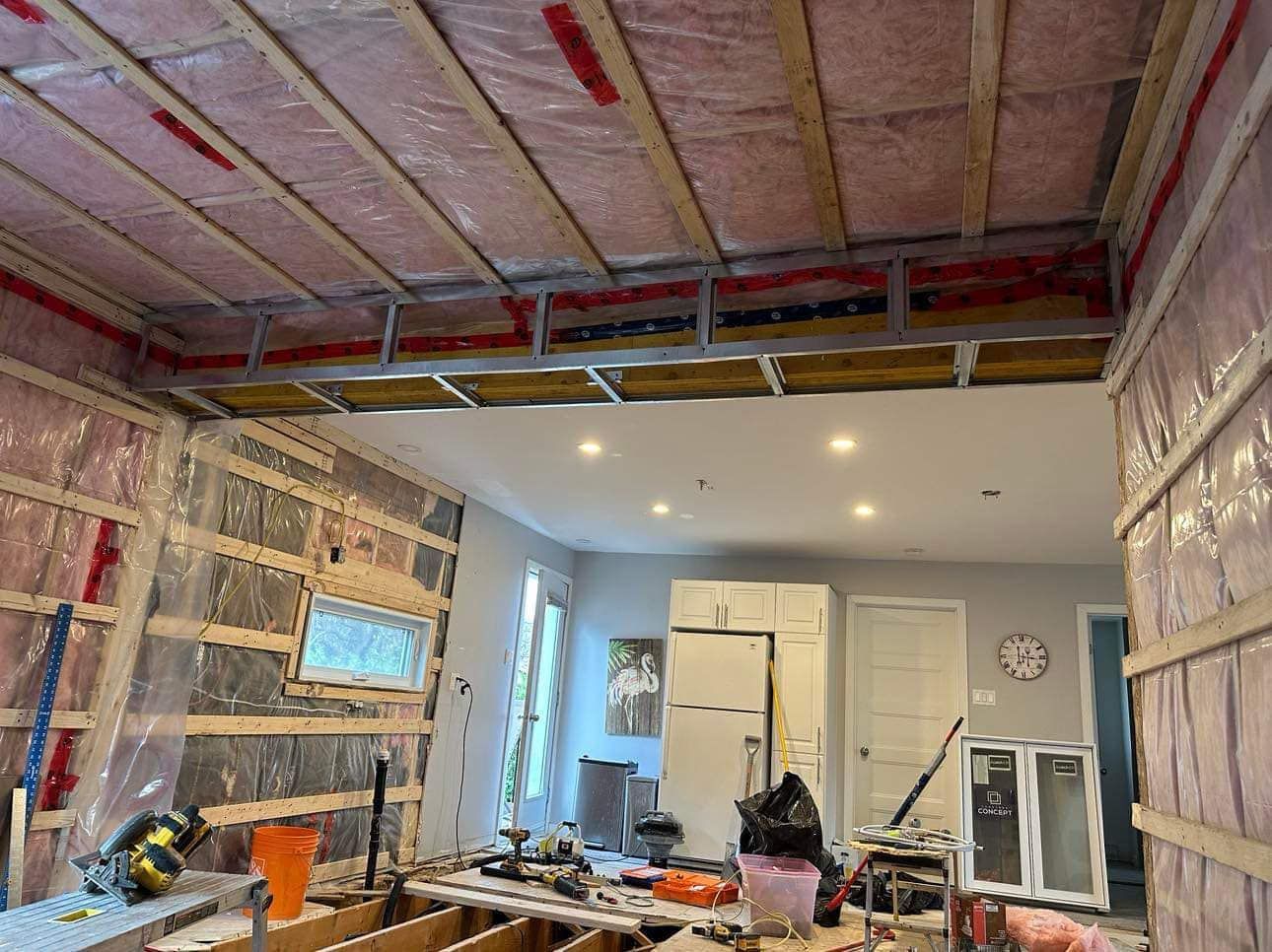 Une pièce avec un plafond en cours de rénovation.