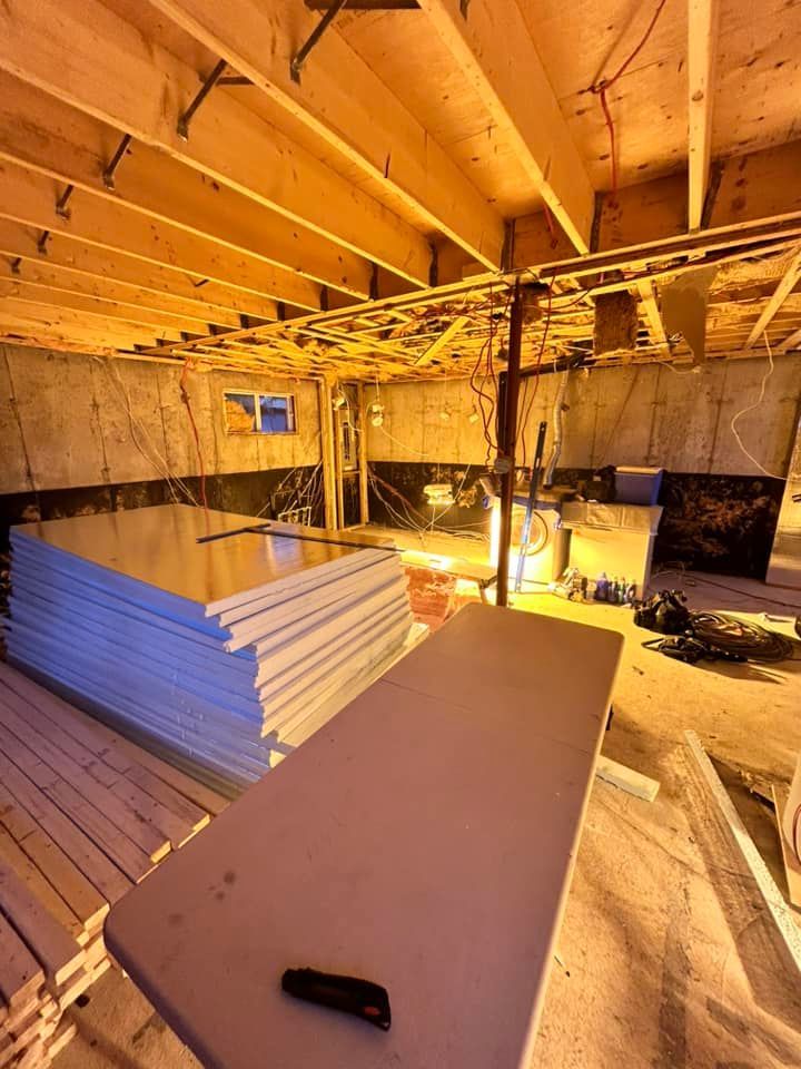 Une pile de polystyrène est posée sur une table dans une pièce en construction.