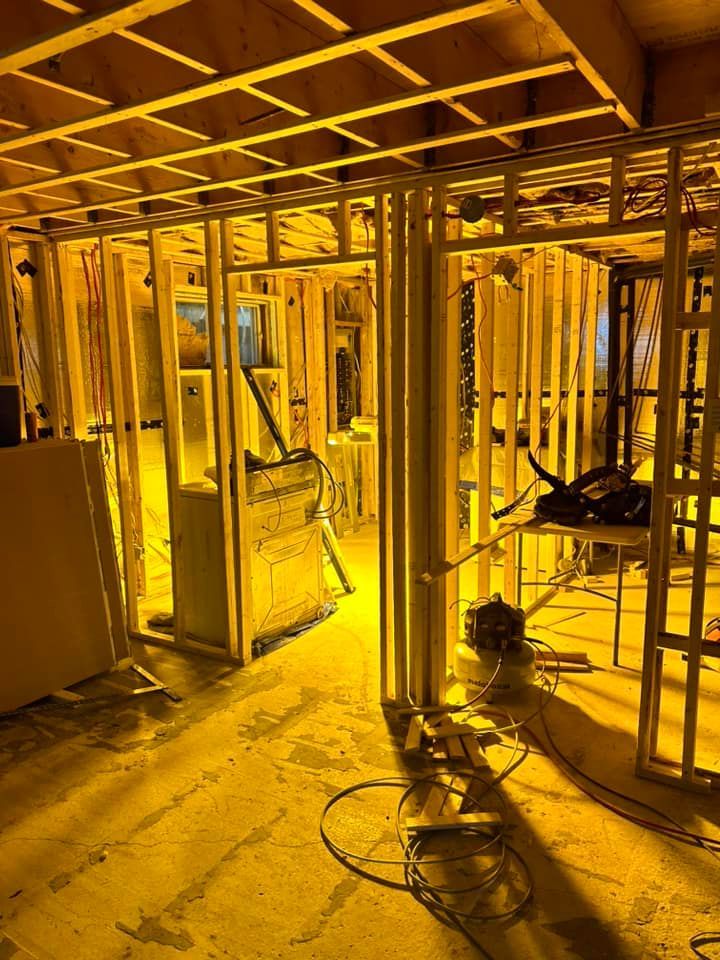 Un bâtiment en construction avec beaucoup de poutres en bois