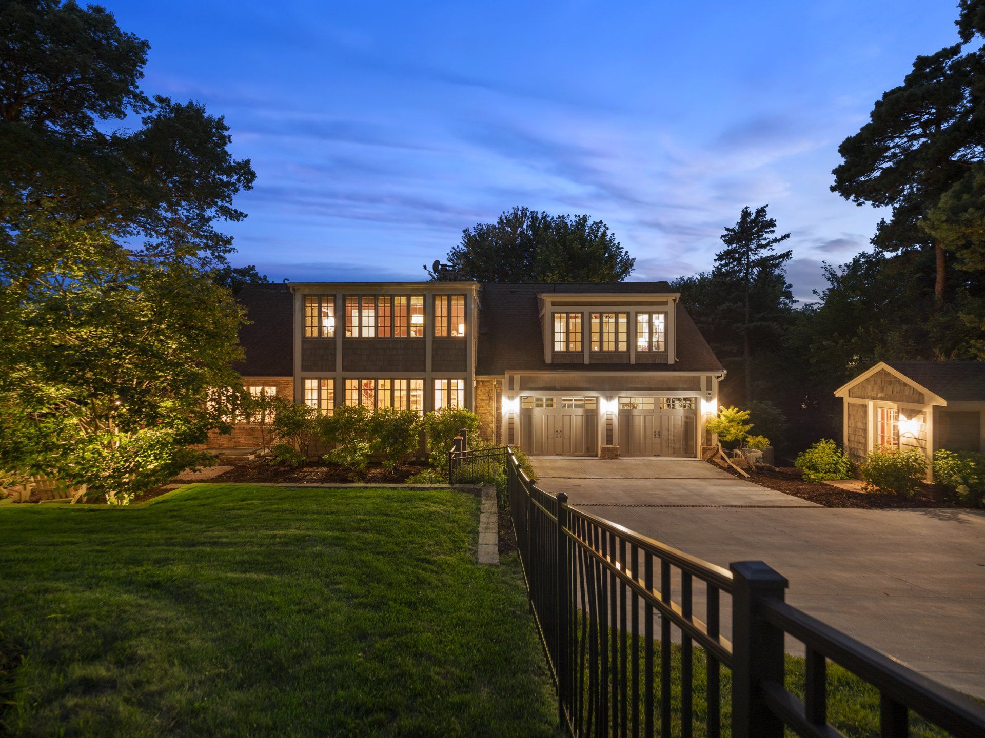 real estate photographer in Minnesota twilight photos outdoor driveway