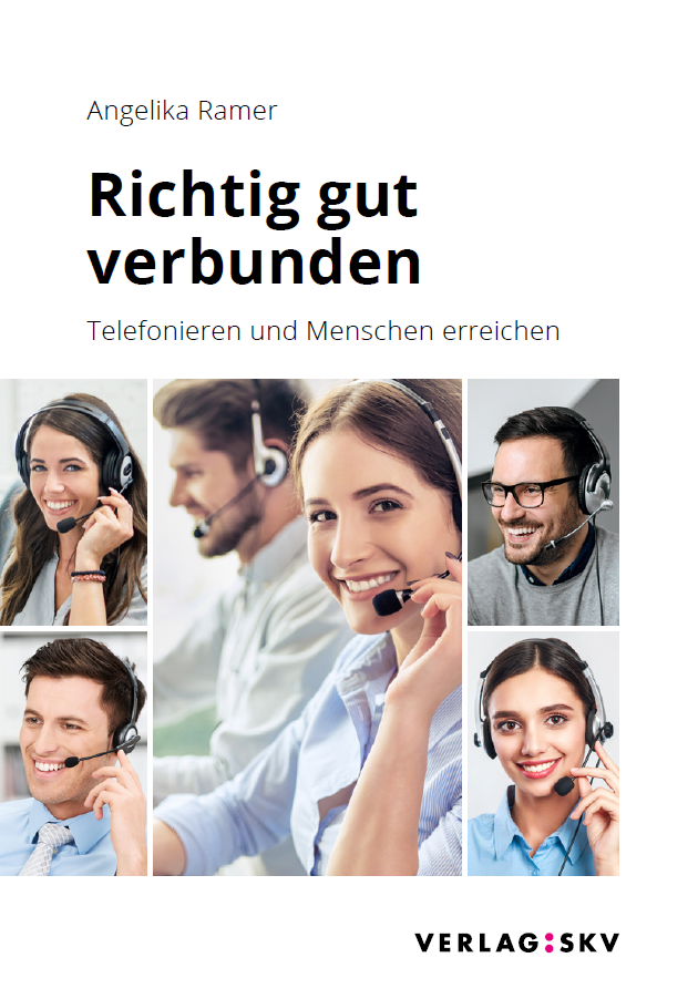 Eine Gruppe von Menschen mit Headsets telefoniert.