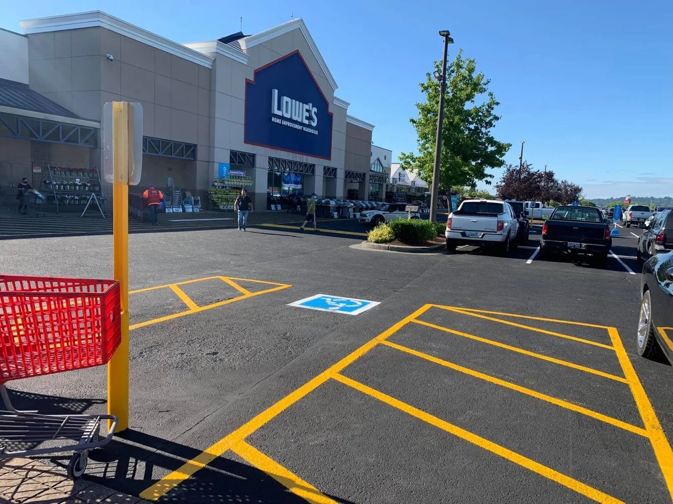 A lot of cars are parked in front of a home depot