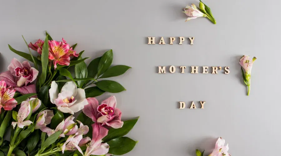 A bouquet of flowers and the words `` happy mother 's day '' are on a gray background.