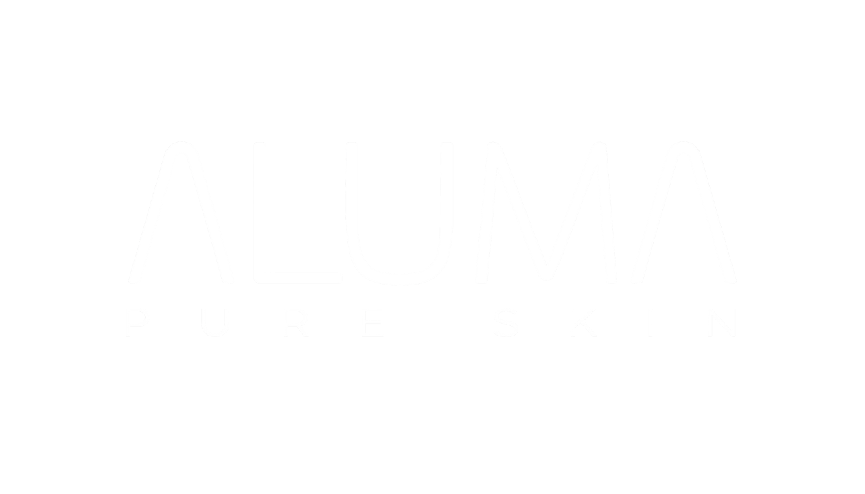 לוגו לבן של אלומה פיור סקין באנגלית על רקע תמונה של אלומה נתנאל בקליניקה בקניון רוטשילד בראשון לציון