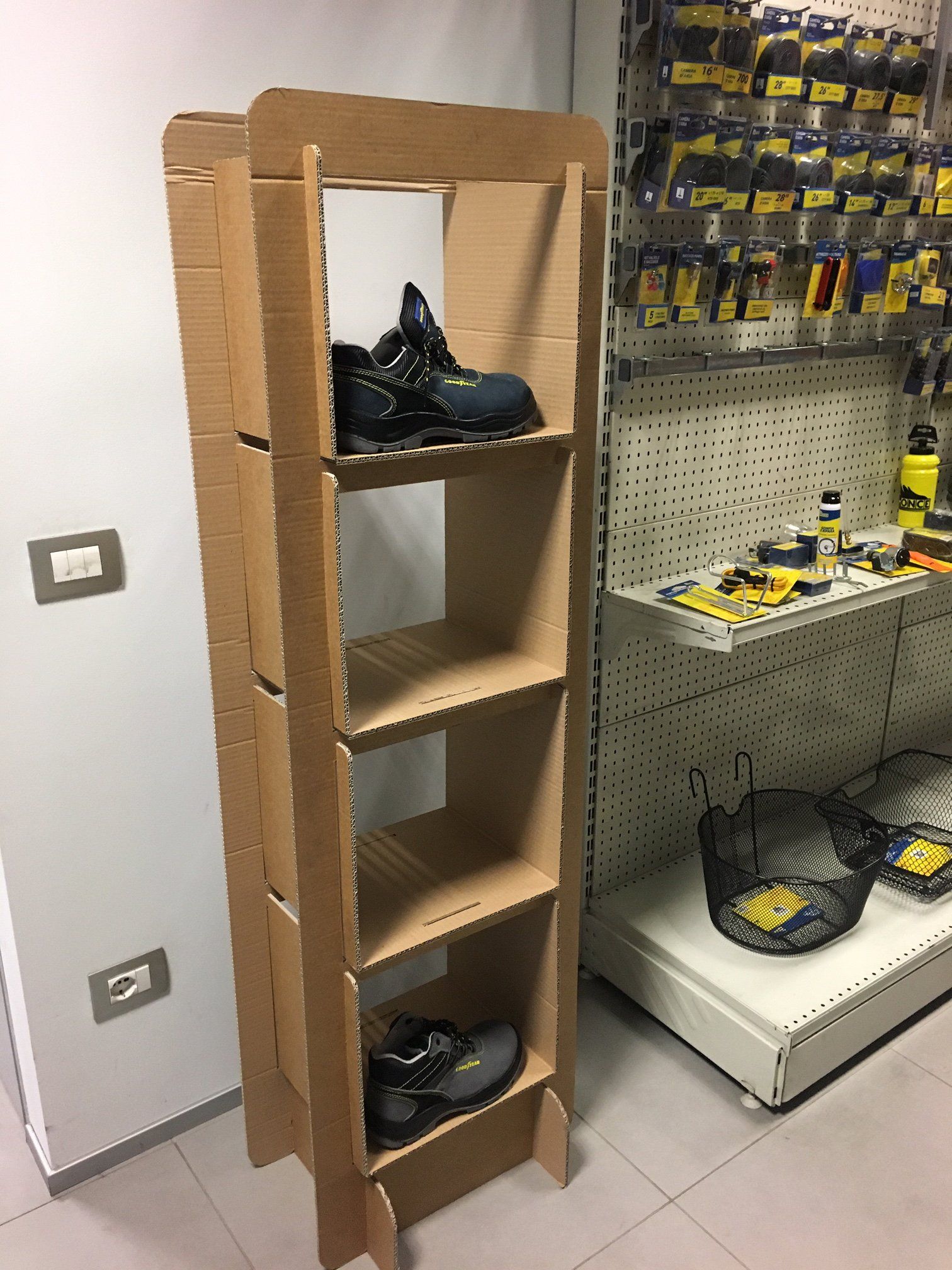 ESP-CA907_Espositore in Cartone a Incastro con Ripiani