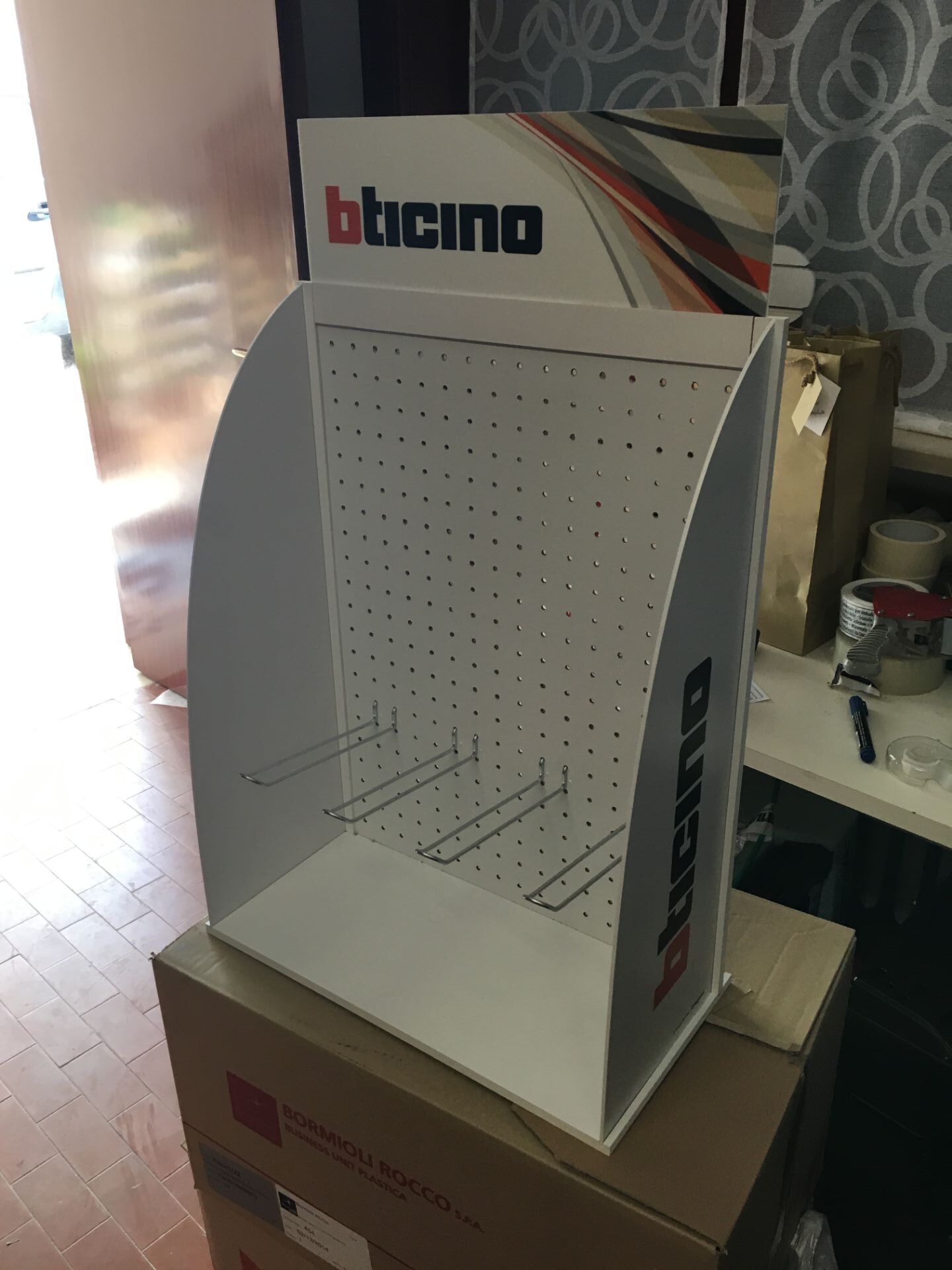 ESP-LE501_Espositore in Legno e Forato per Appenderia2